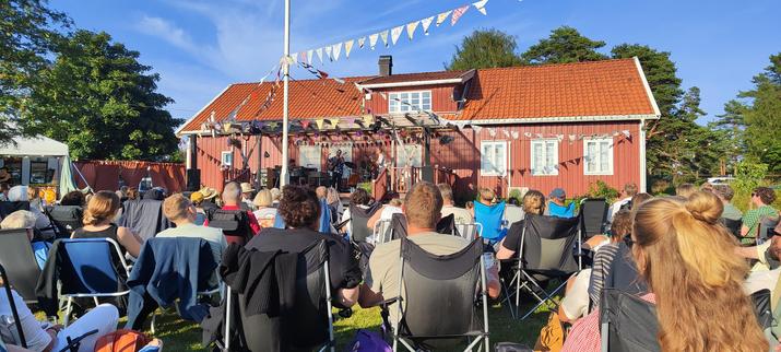Back porch with. a band, sunshine and an audience