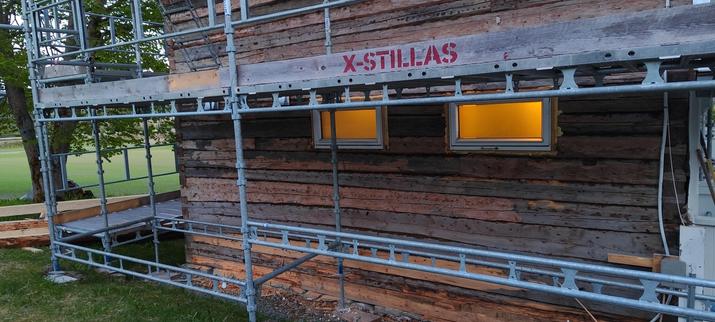 Log-wall with hand-tilled sides. Nice light from two small windows. Scaffolding.